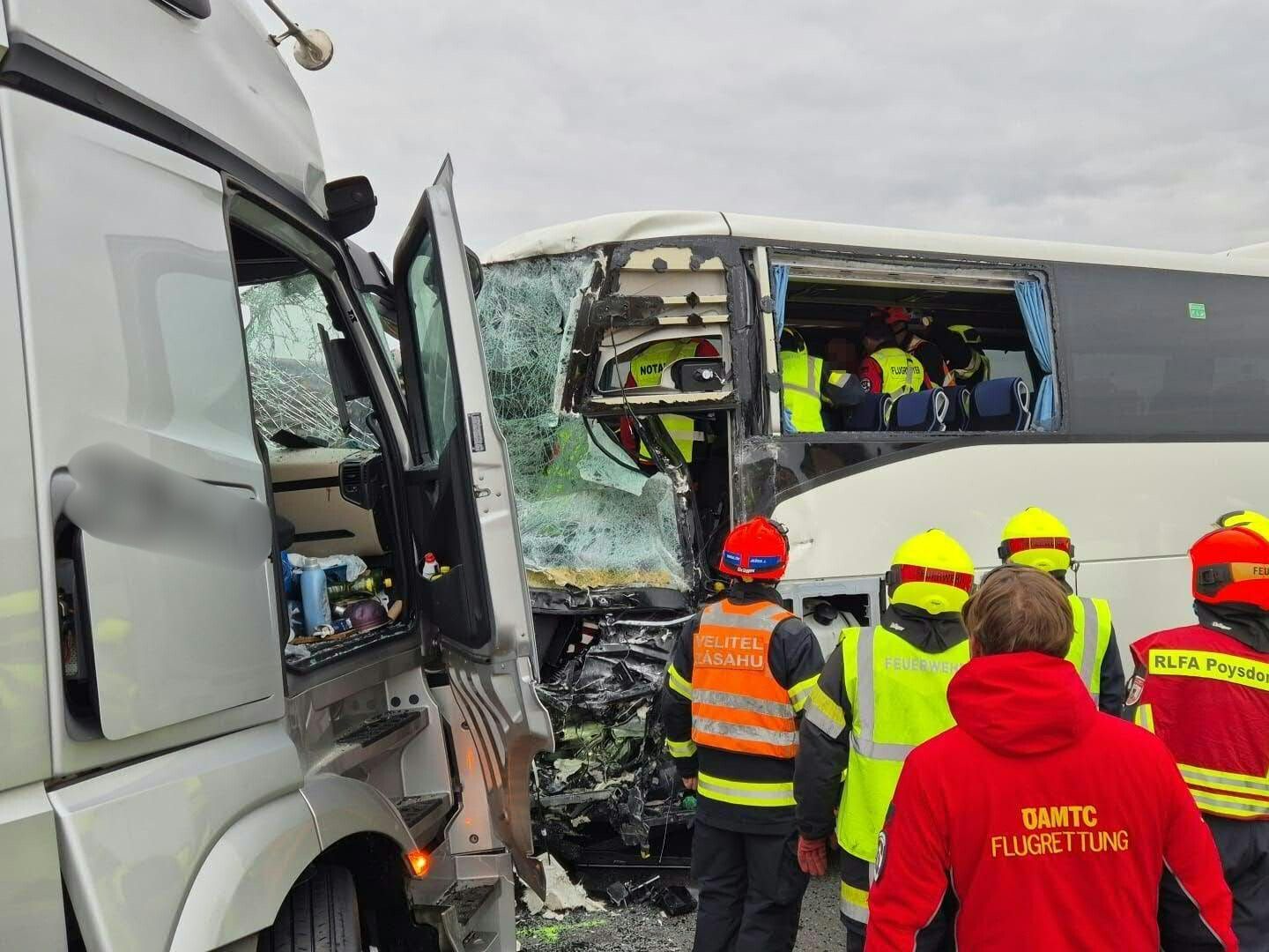 Einsatzkräfte am Unfallort auf der Umfahrung Drasenhofen (A5), wo am Freitag ein Verkehrsunfall ein Todesopfer und mehrere Verletzte forderte. Einsatzkräfte am Unfallort auf der Umfahrung Drasenhofen (A5), wo am Freitag ein Verkehrsunfall ein Todesopfer und mehrere Verletzte forderte.