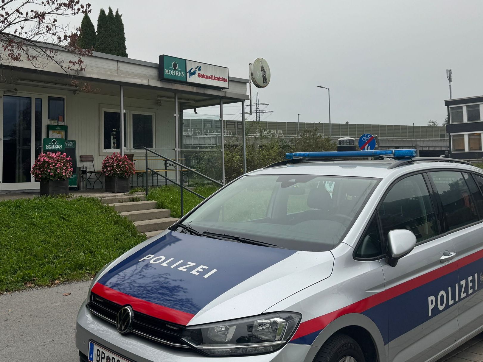 Die Polizei rückte am Donnerstagmorgen zu Toni's Imbiss in Wolfurt an. Die Polizei rückte am Donnerstagmorgen zu Toni's Imbiss in Wolfurt an.