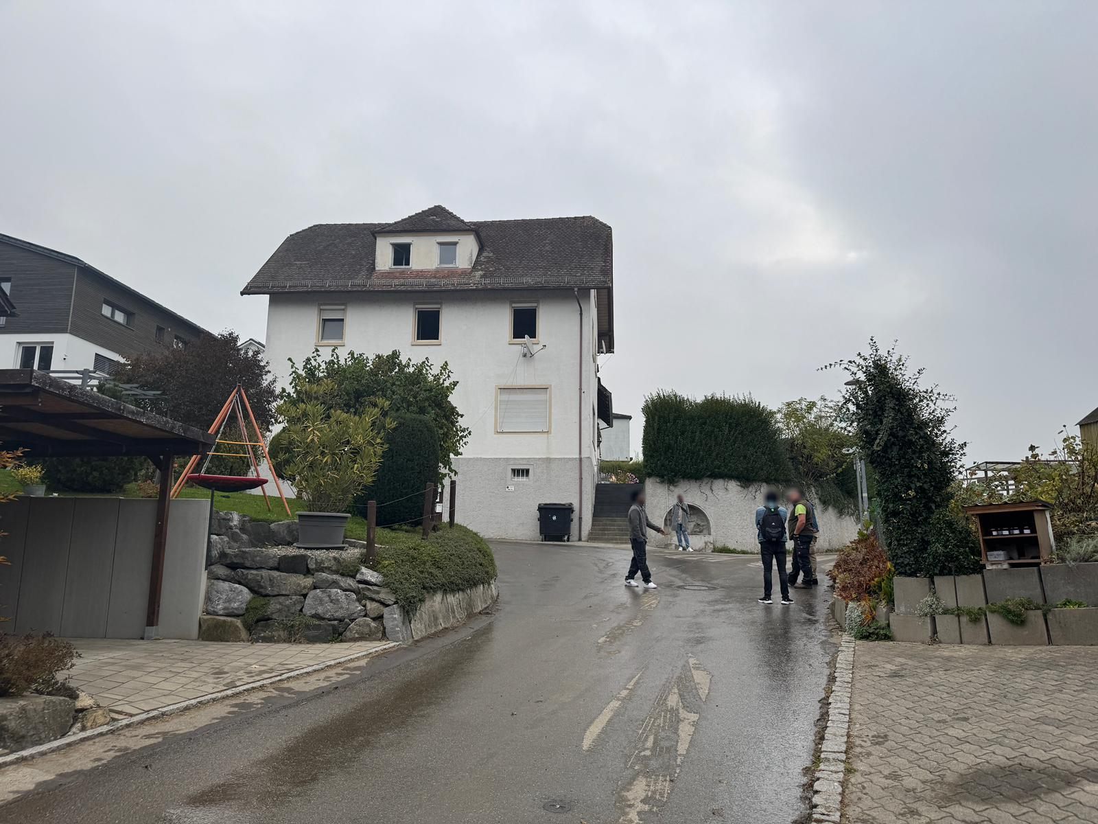 Ein Feuer hat am frühen Freitagmorgen für einen Großeinsatz in einer Flüchtlingsunterkunft in Lindau gesorgt. Ein Feuer hat am frühen Freitagmorgen für einen Großeinsatz in einer Flüchtlingsunterkunft in Lindau gesorgt.