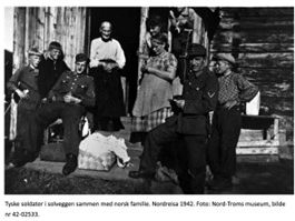 Deutsche Soldaten mit norwegischer Familie. Nordreisa 1942.