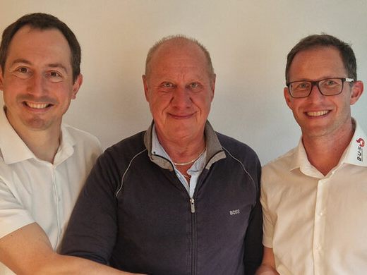 (v.l.): Martin Piller, Franz Sommer und Bernhard Platzer besiegeln den Verkauf.