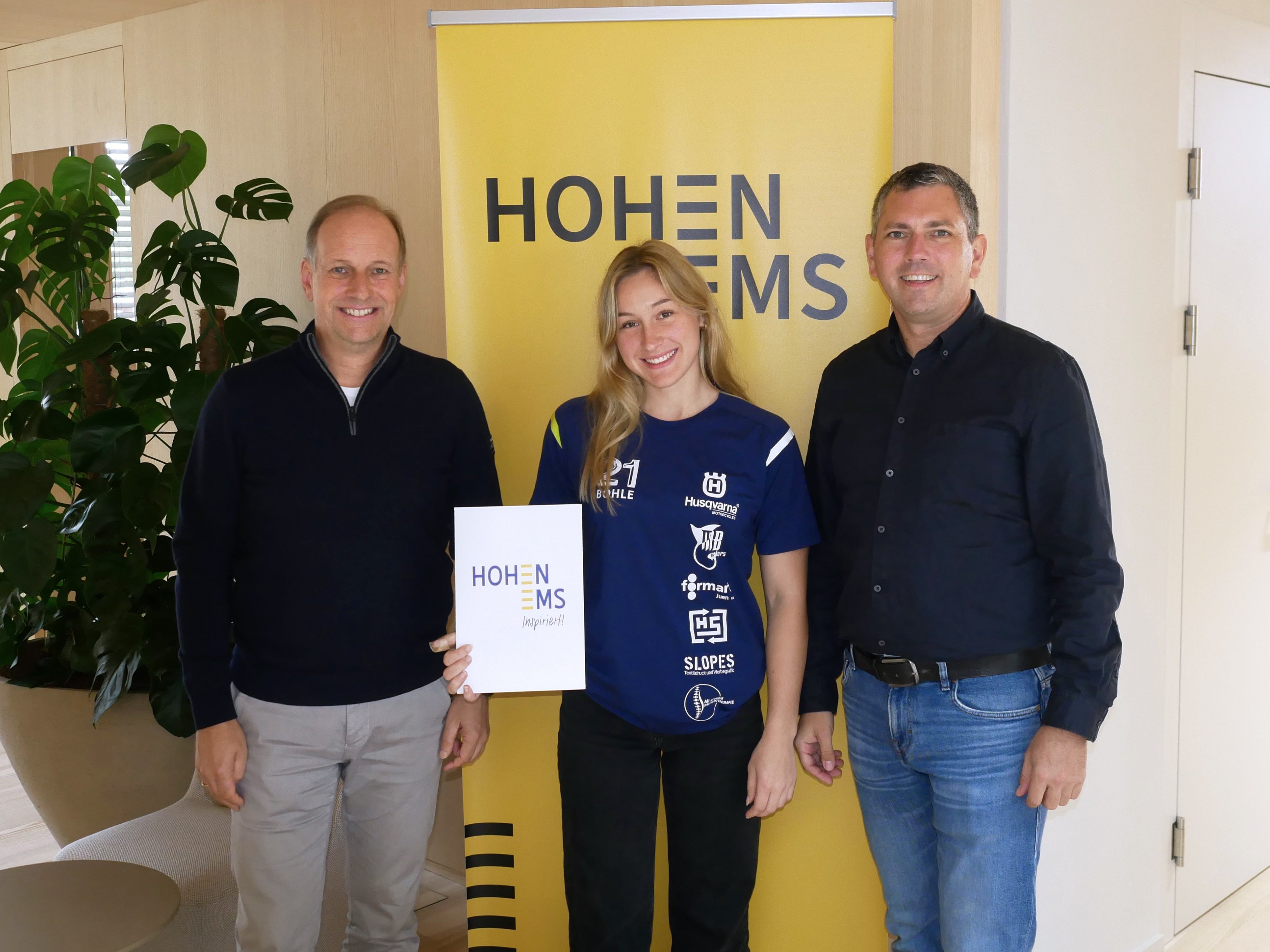 Bgm. Dieter Egger (l.) und LAbg. Vize-Bgm. Markus Klien (r.) gratulierten Jana Bohle bei ihrem kürzlichen Besuch im Rathaus.
