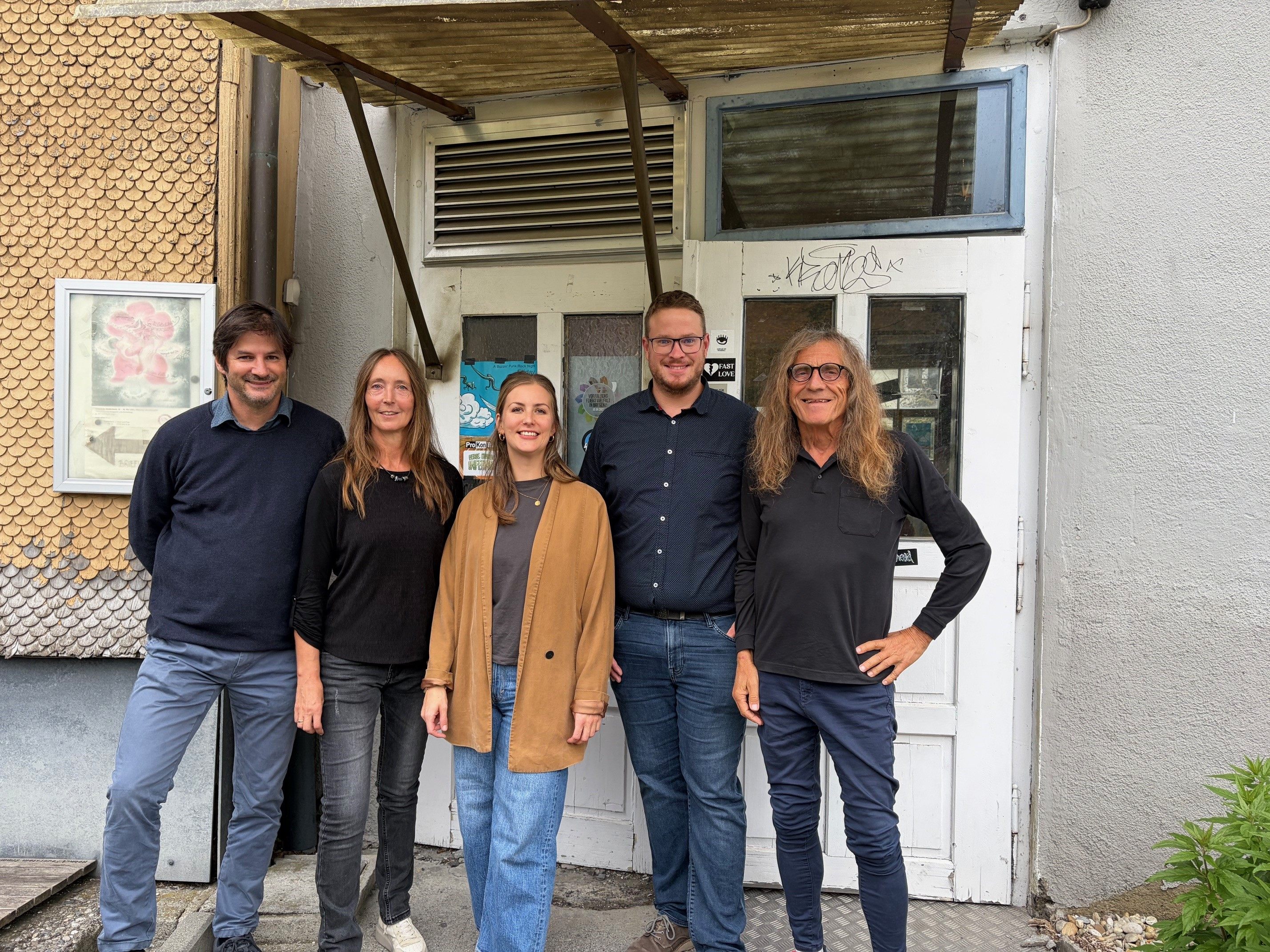 v. l. Stefan Arlanch (Leitung Gruppe Soziales), Birgit Vanheiden (ehrenamtl. Leitung Deutschcafé), Sandra Pozzera (Integrationsabteilung), Benjamin Herb (Regionalleitung Caritas Flüchtlingshilfe) und Stadtrat Bernhard Amann (Hausherr ProKonTra) v. l. Stefan Arlanch (Leitung Gruppe Soziales), Birgit Vanheiden (ehrenamtl. Leitung Deutschcafé), Sandra Pozzera (Integrationsabteilung), Benjamin Herb (Regionalleitung Caritas Flüchtlingshilfe) und Stadtrat Bernhard Amann (Hausherr ProKonTra)