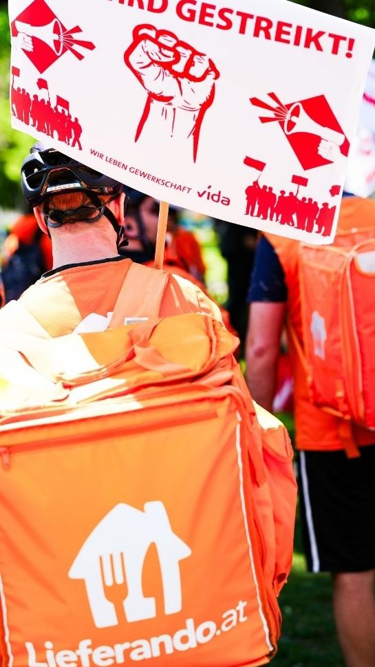 Der Nationalrat hat am Donnerstag einstimmig Kündigungsregeln und Kollektivvertragsmöglichkeiten für freie Dienstnehmerinnen und -Dienstnehmer beschlossen. Ausschlaggebend war die Forderung von Fahrradboten nach rechtlicher Sicherheit.