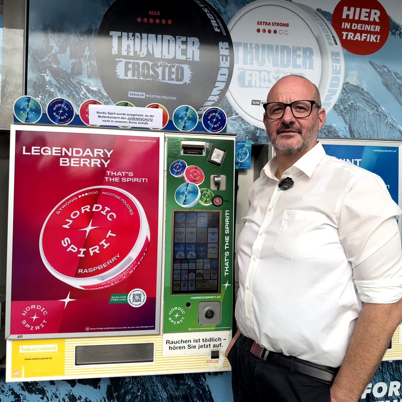 Christian Hafner vor seinen Automaten. Er hat bereits erste Konsequenzen gezogen.