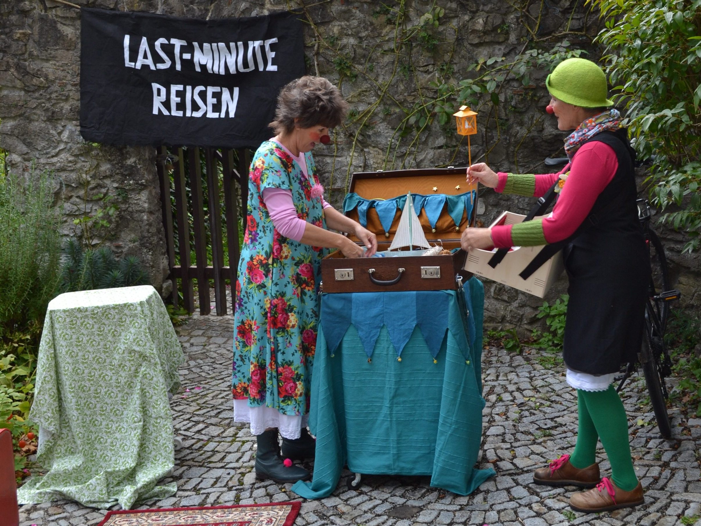 Die beiden Clown-Frauen sorgten mit ihren „Last minute-Reisen“ für heitere Momente. Die beiden Clown-Frauen sorgten mit ihren „Last minute-Reisen“ für heitere Momente.