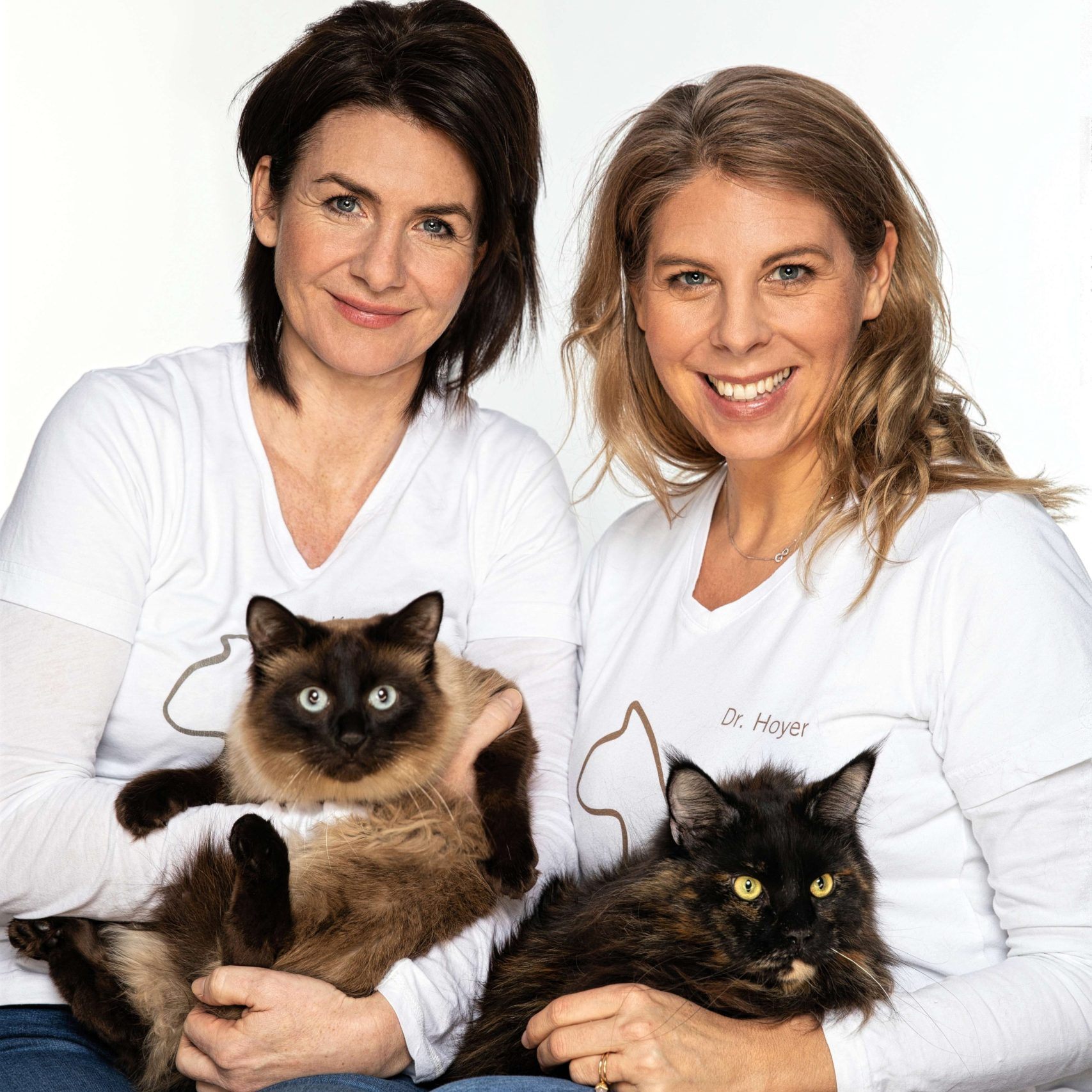 Die Gründerinnen der Katzenpraxis Dr. Karin Kamm (re) und Dr. Marie-Theres Hoyer.