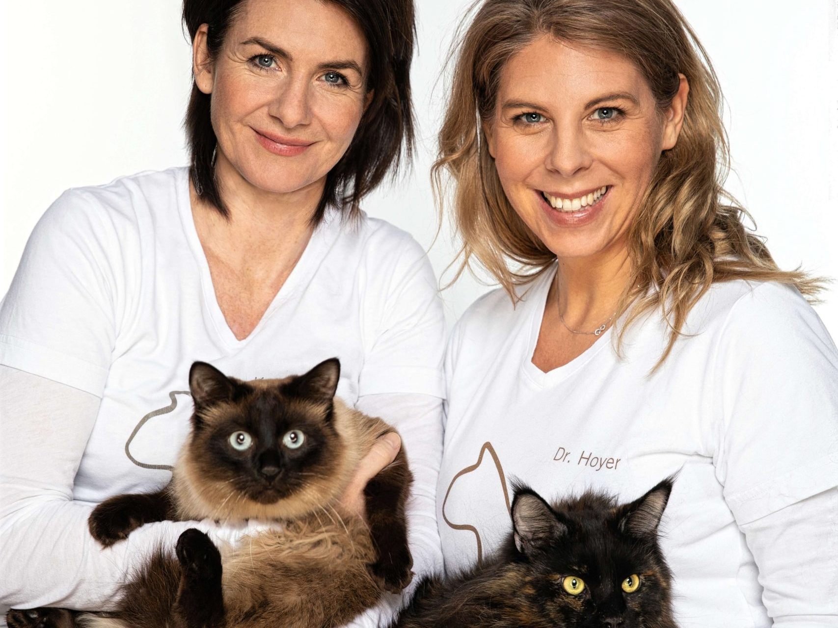 Die Gründerinnen der Katzenpraxis Dr. Karin Kamm (re) und Dr. Marie-Theres Hoyer. Die Gründerinnen der Katzenpraxis Dr. Karin Kamm (re) und Dr. Marie-Theres Hoyer.