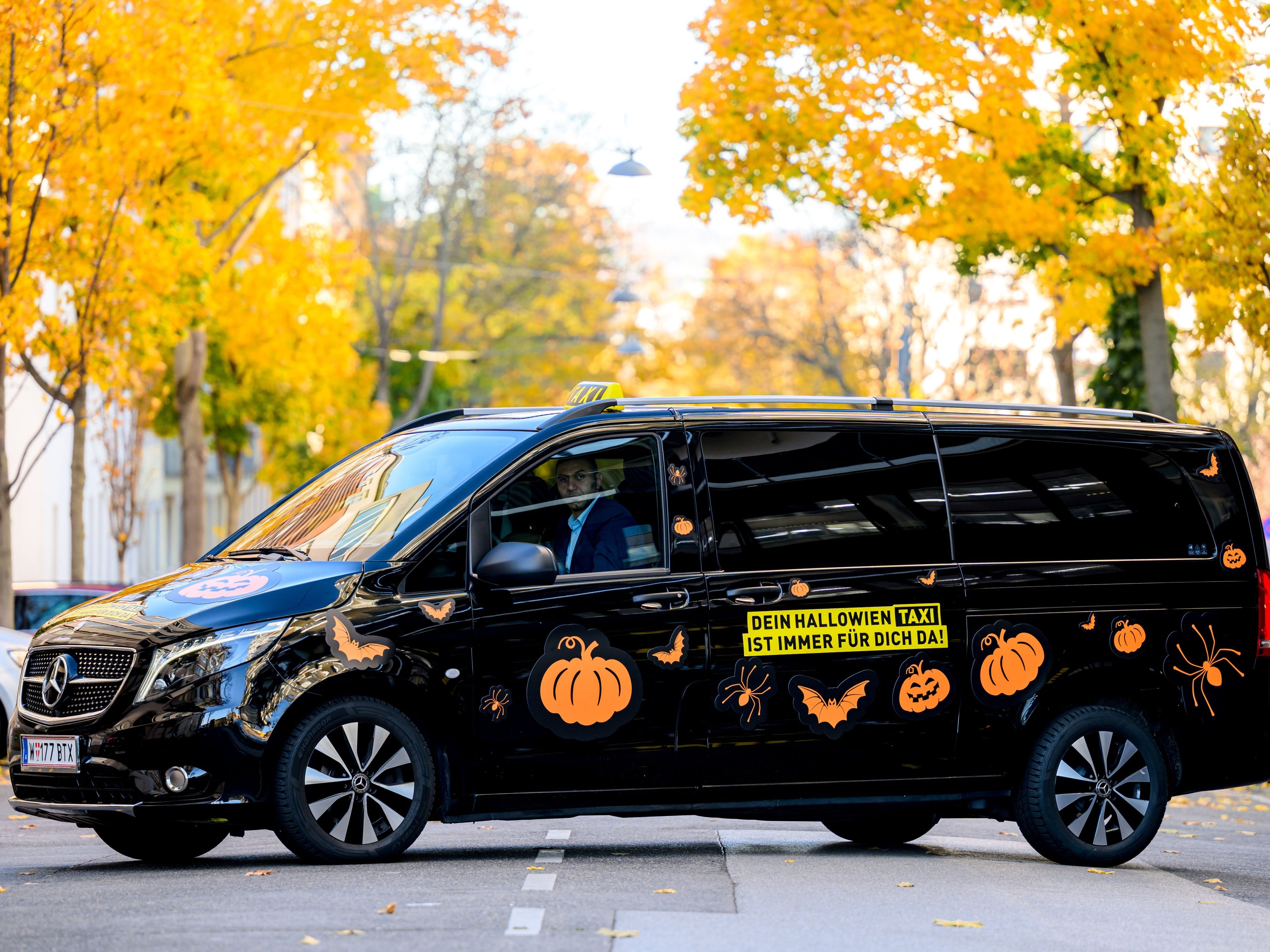 Das "HalloWien Taxi" ist zu Halloween in Wien unterwegs. Das "HalloWien Taxi" ist zu Halloween in Wien unterwegs.
