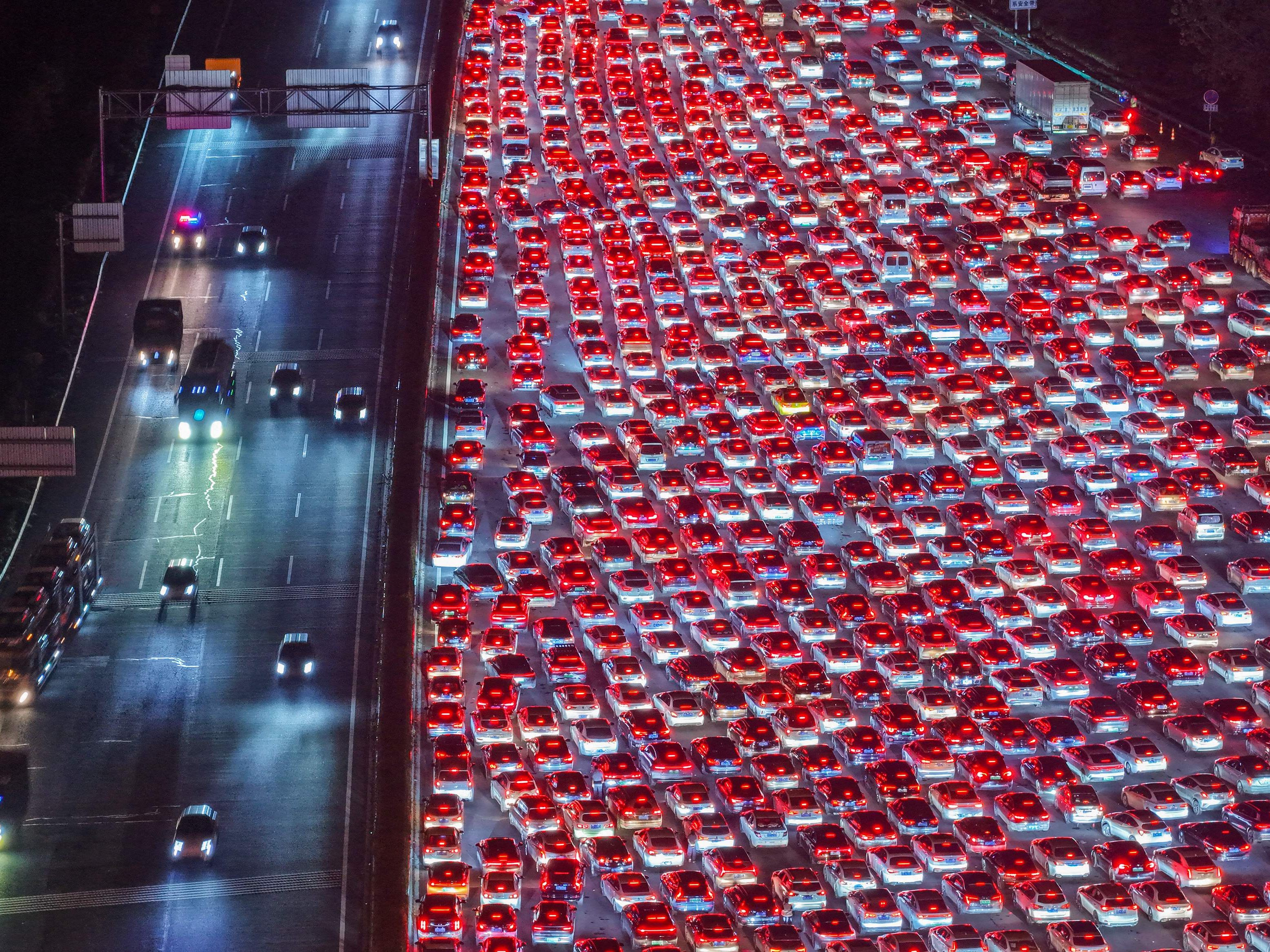 Nach den Feiertagen: Mega-Stau an Mautstation in China. Nach den Feiertagen: Mega-Stau an Mautstation in China.