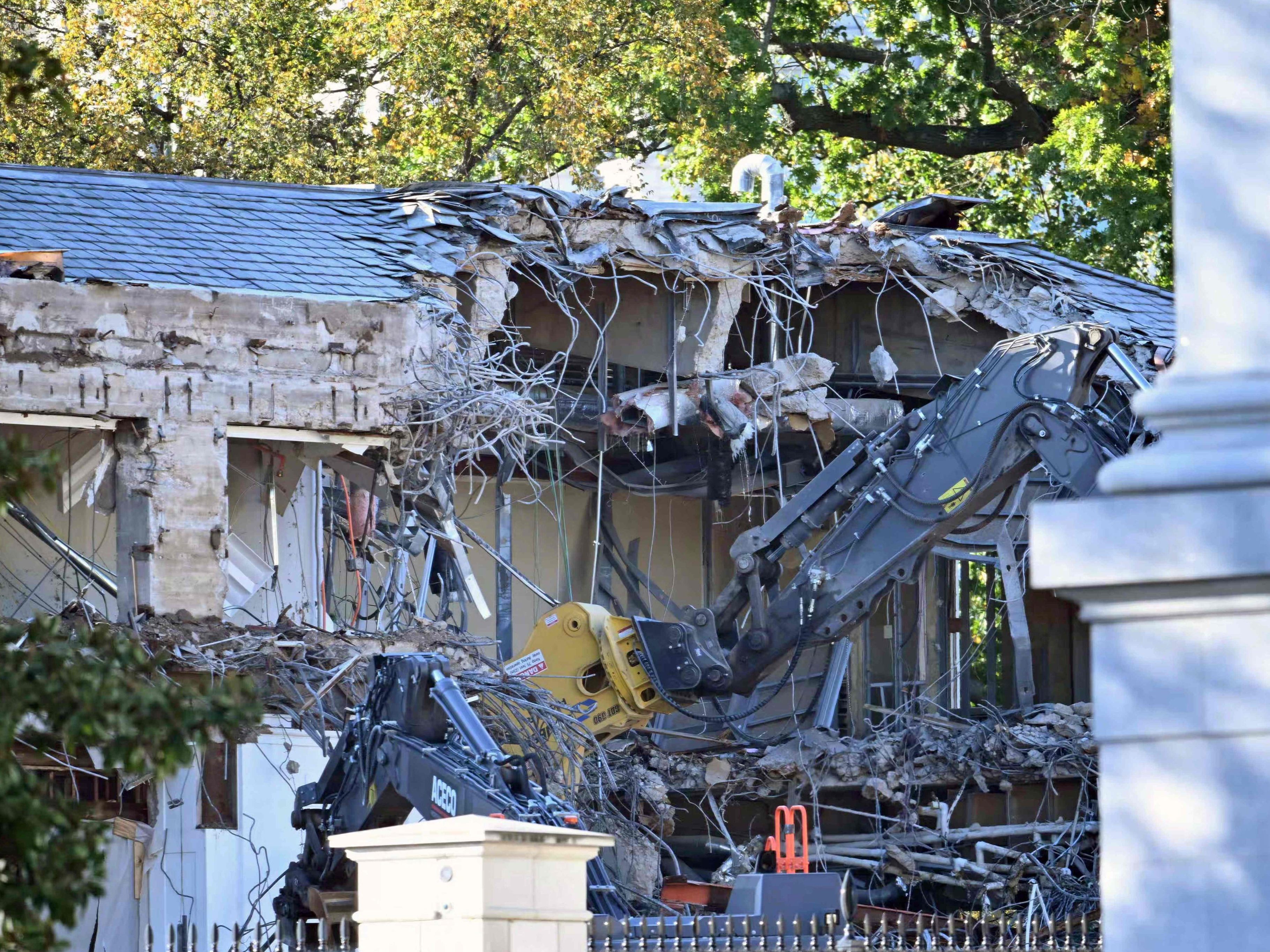 Schwere Baumaschinen reißen am 20. Oktober 2025 einen Teil des Ostflügels des Weißen Hauses ab. Schwere Baumaschinen reißen am 20. Oktober 2025 einen Teil des Ostflügels des Weißen Hauses ab.