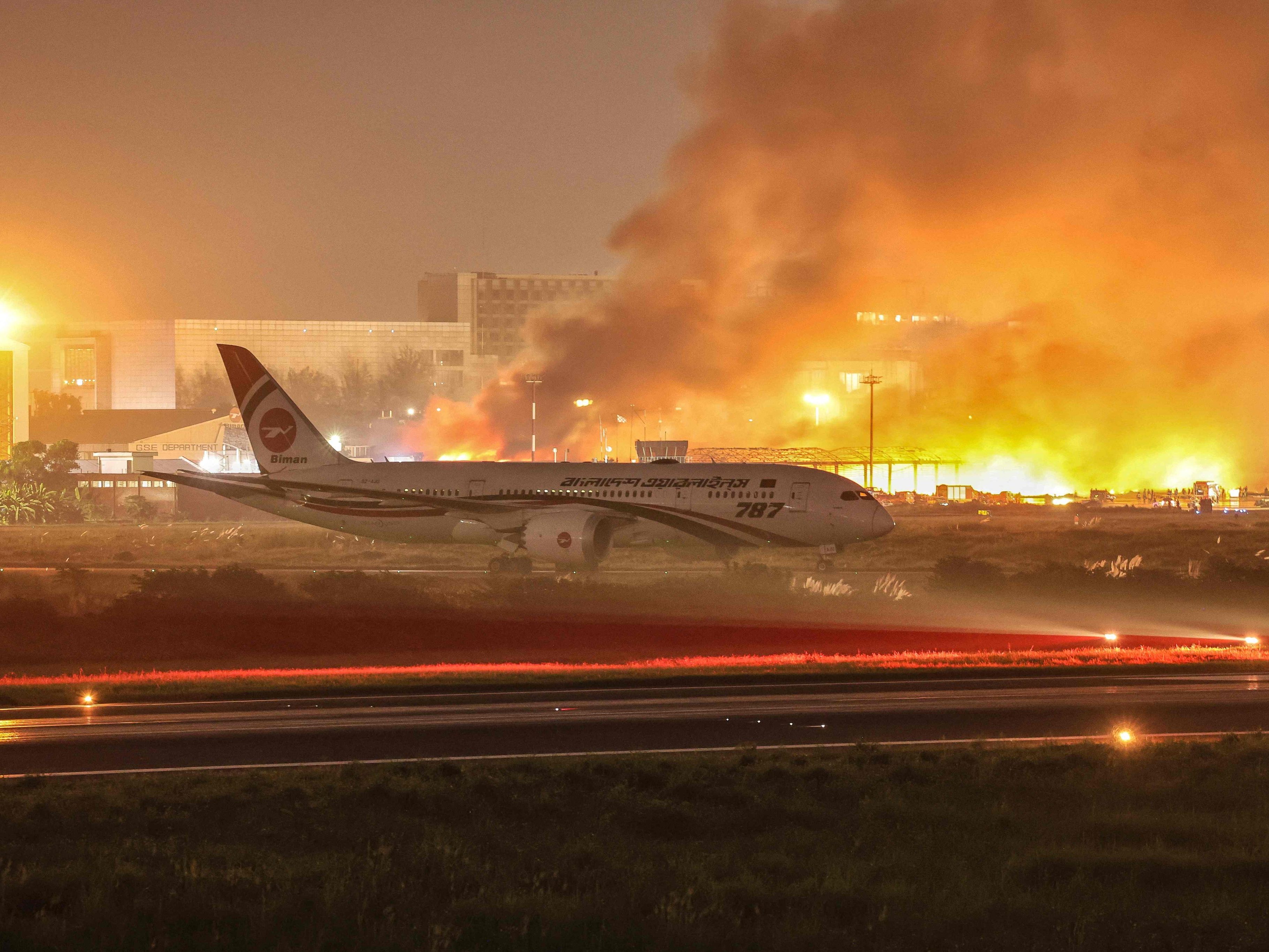 Die zivile Luftfahrtbehörde des südasiatischen Landes hatte nach eigenen Angaben unmittelbar nach Entdeckung des Brandes bis auf weiteres alle Starts und Landungen untersagt. Die zivile Luftfahrtbehörde des südasiatischen Landes hatte nach eigenen Angaben unmittelbar nach Entdeckung des Brandes bis auf weiteres alle Starts und Landungen untersagt.