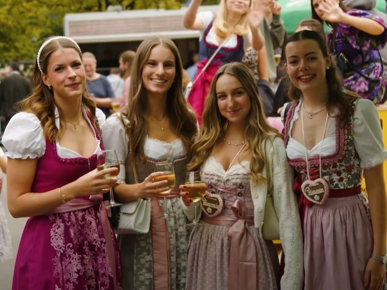 Hopfen-Herz-und-Heimat-10-000-Besucher-feiern-130-Jahre-Mohrenbr-u-Spezial