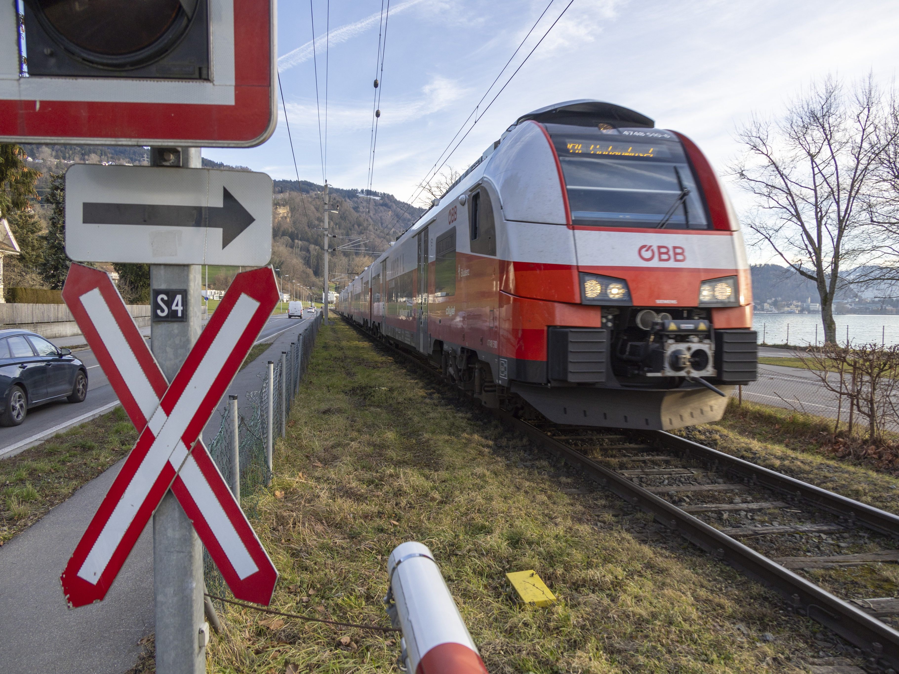 Zweidrittel der Bahnfahrer in Vorarlberg wären die gleiche Strecke früher mit dem Auto gefahren. Zweidrittel der Bahnfahrer in Vorarlberg wären die gleiche Strecke früher mit dem Auto gefahren.