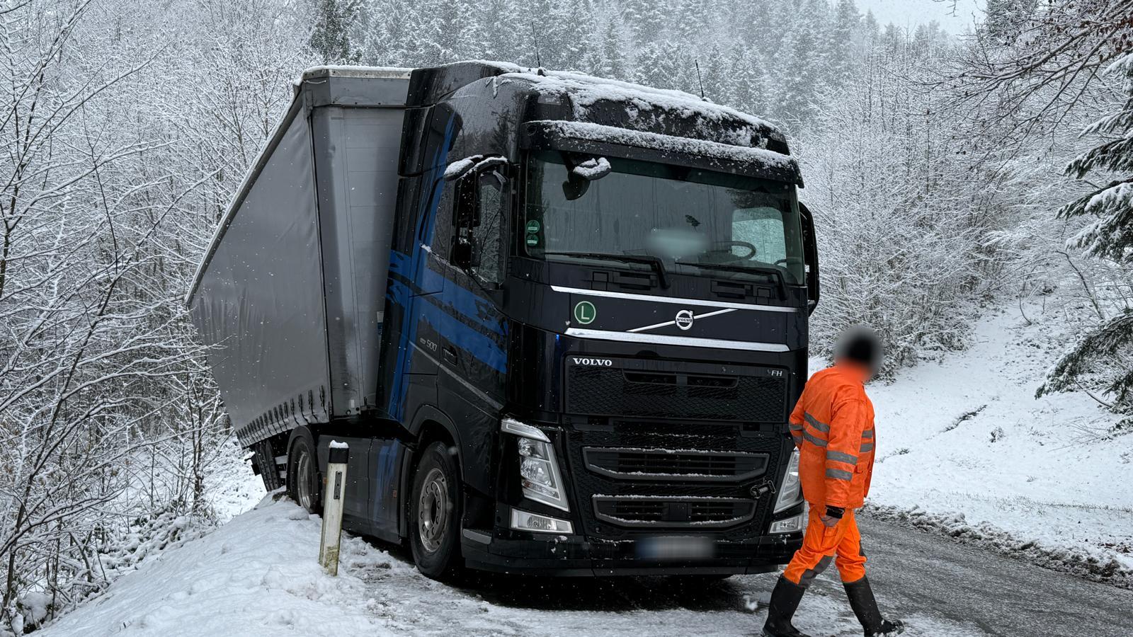 Der Lkw kam seitlich von der Fahrbahn ab und blieb in Schräglage stehen.