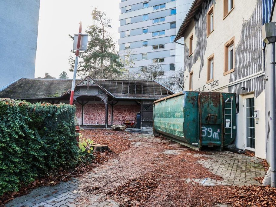 Startschuss-im-Weiherviertel-Der-Abrisstrupp-ist-da