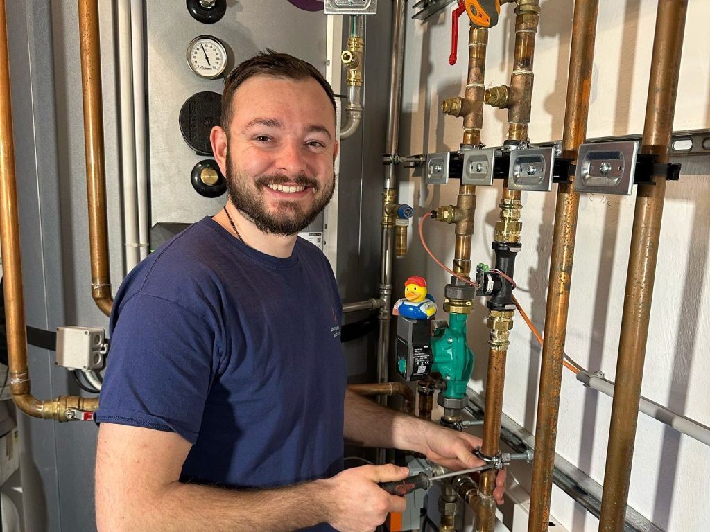 Installateur-mit-K-pfchen-Herz-und-Handwerk