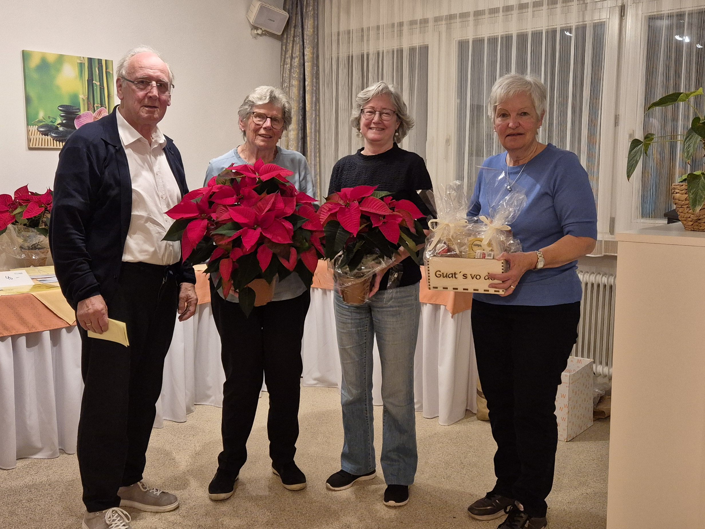 Obmann Stephan Längle mit den Gewinnerinnen