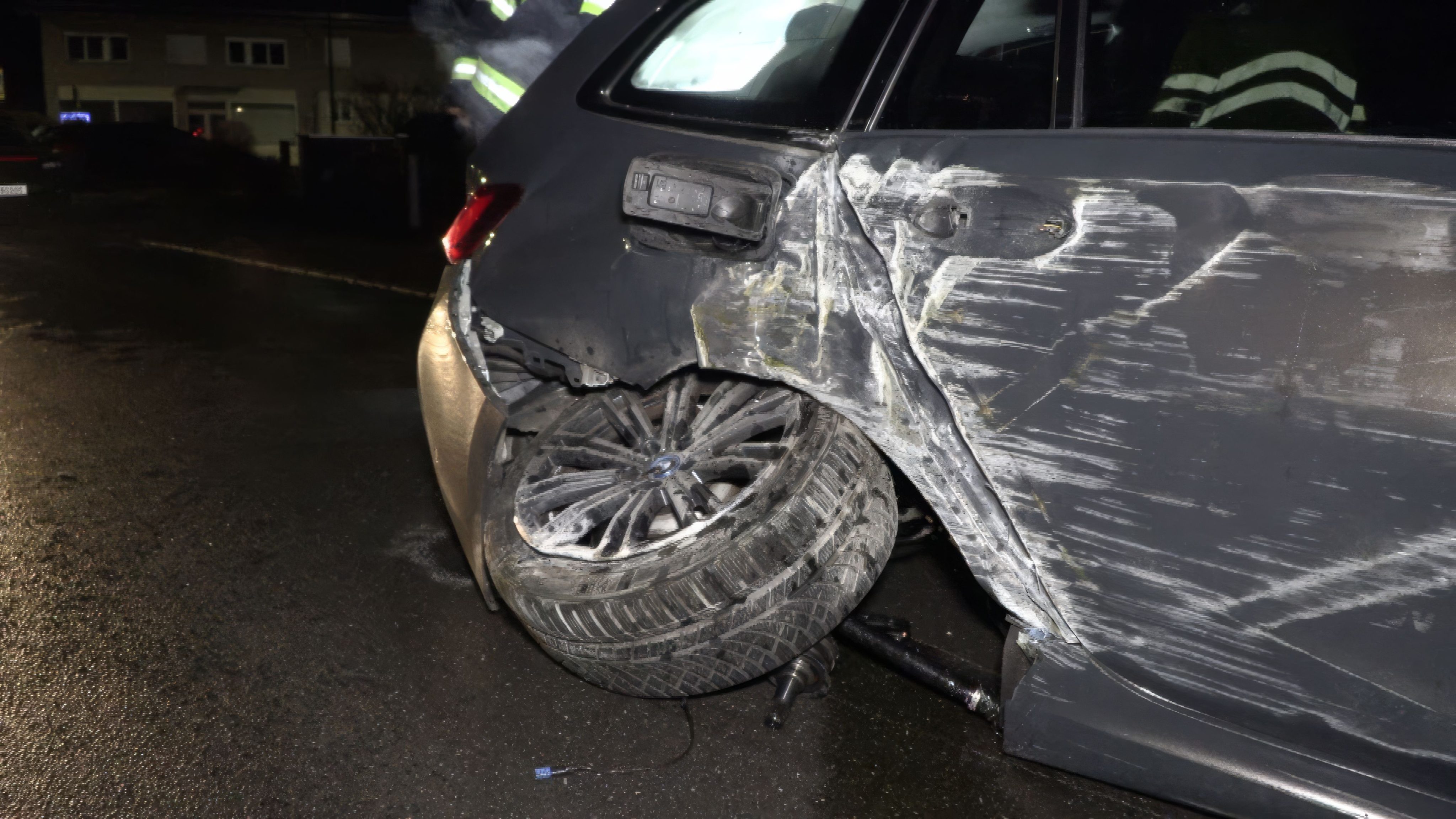 Zerstörte Karosserie: Der hintere Bereich des Autos wurde massiv verformt.