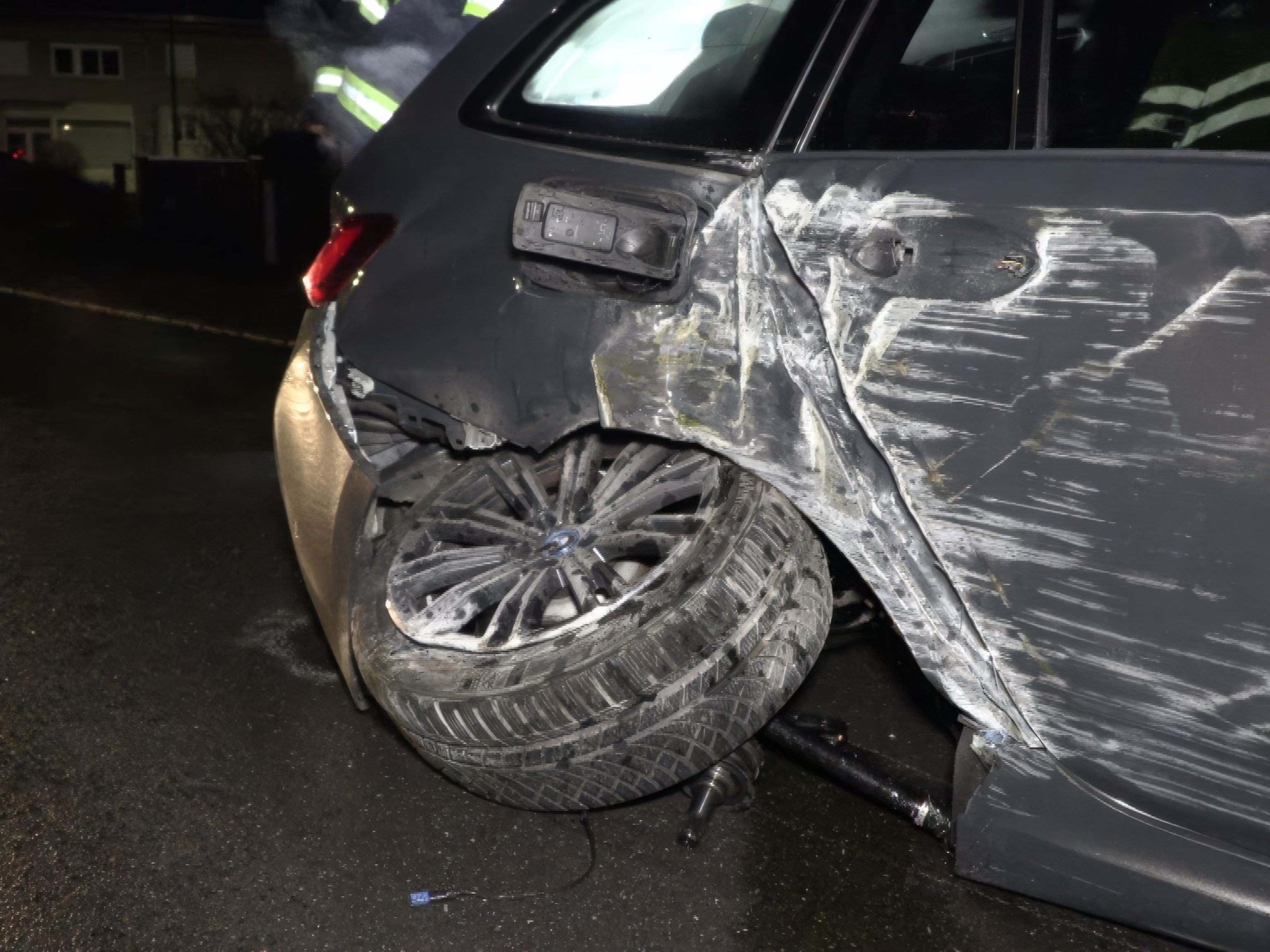 auto-prallt-gegen-mauer-und-dreht-sich-um-180-grad-glatteis-sorgt-f-r-unfall-in-dornbirn