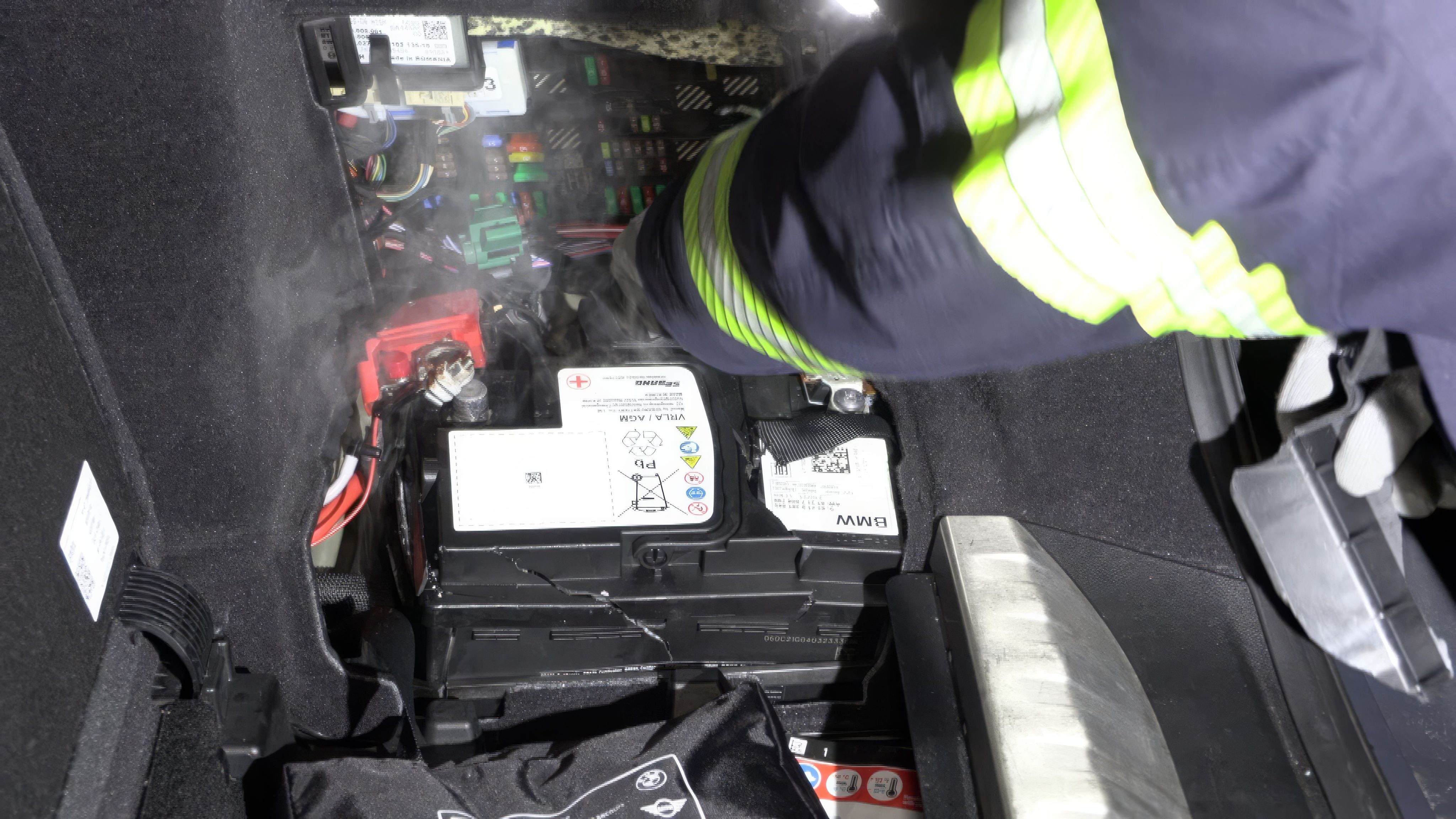 Rauchentwicklung im Kofferraum: Die Feuerwehr Dornbirn kontrolliert die beschädigte Fahrzeugbatterie.