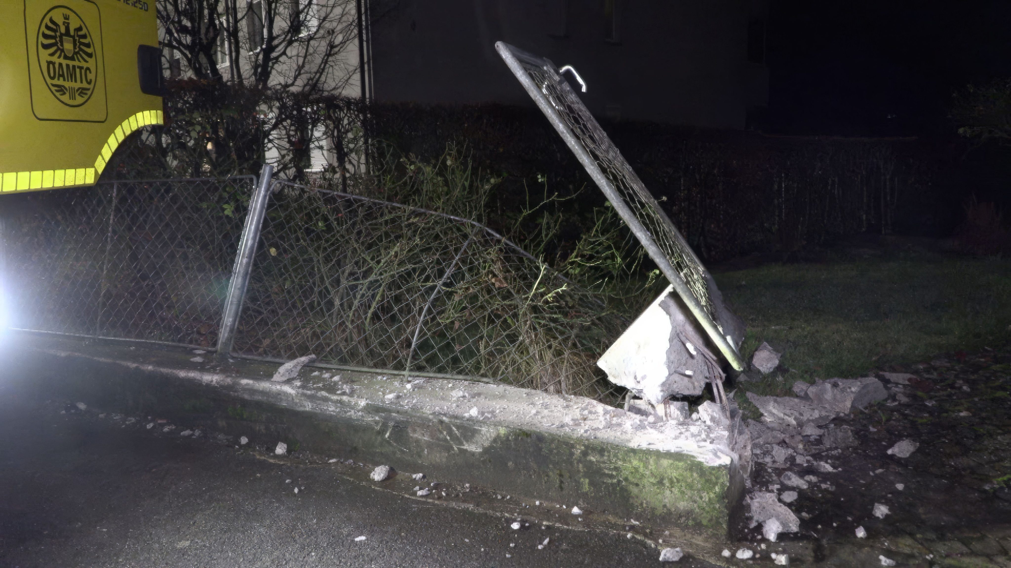 Zaun zerstört: Der Wagen prallte mit voller Wucht gegen ein Betonfundament und riss einen Zaun mit.