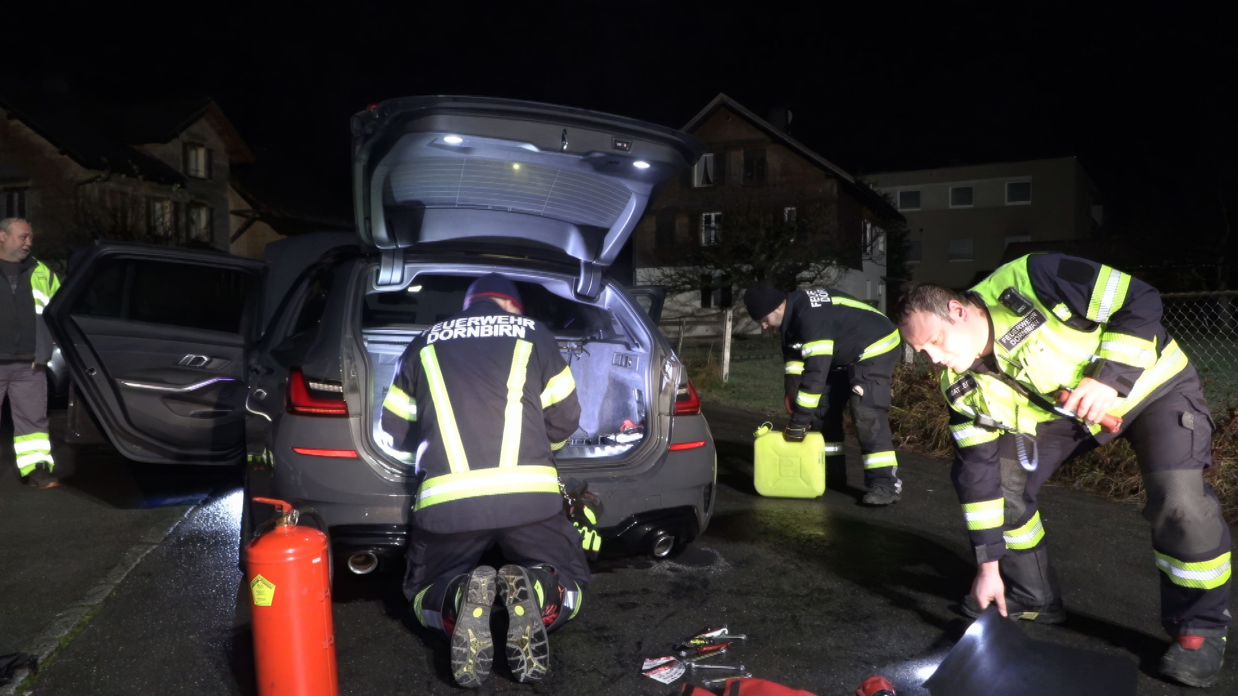 Einsatz in der Nacht: Die Feuerwehr sichert das Fahrzeug ab.