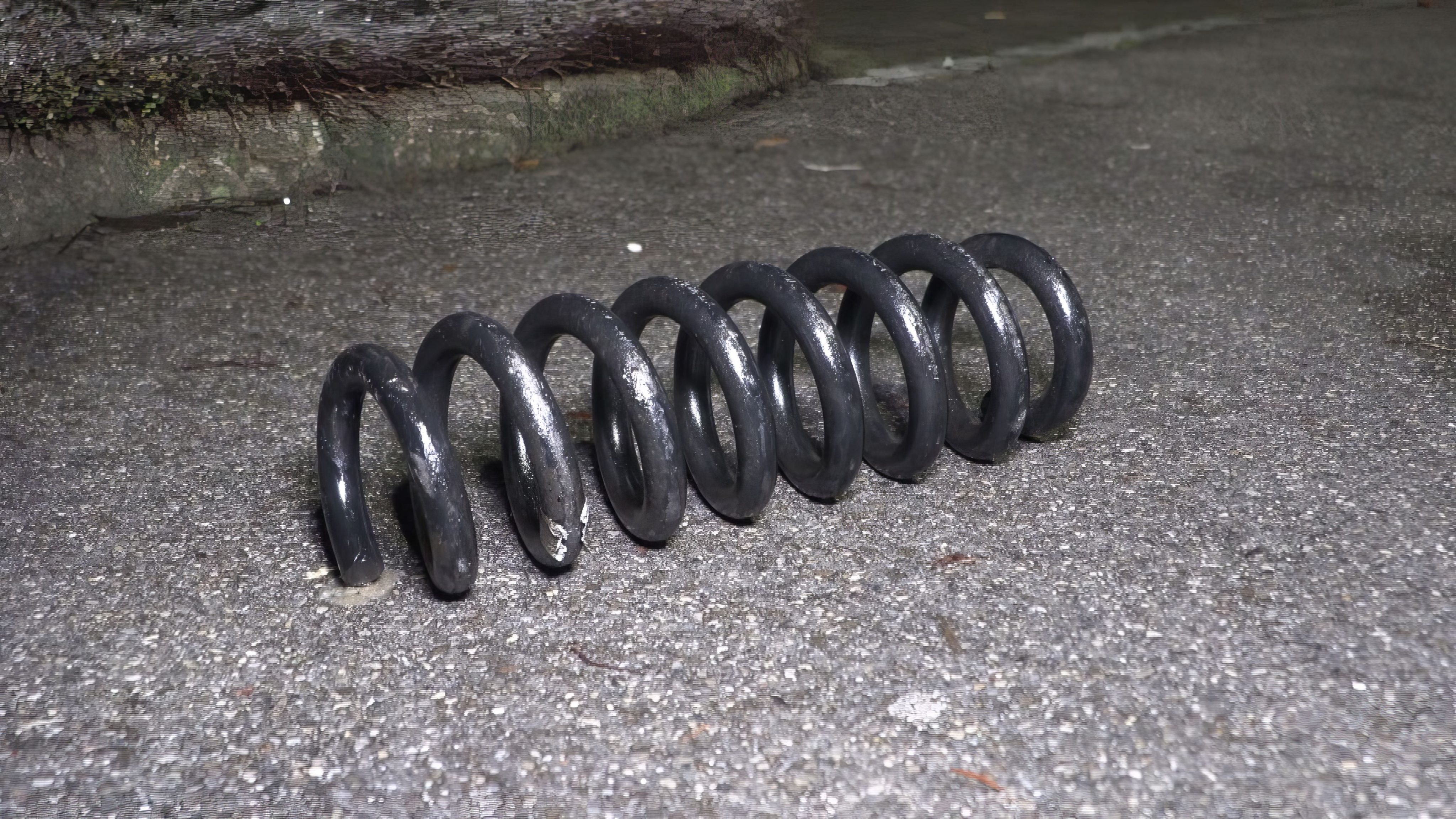 Abgerissene Feder: Einzelteile des Fahrzeugs, wie diese gebrochene Feder, lagen nach dem Aufprall verstreut auf der Straße.