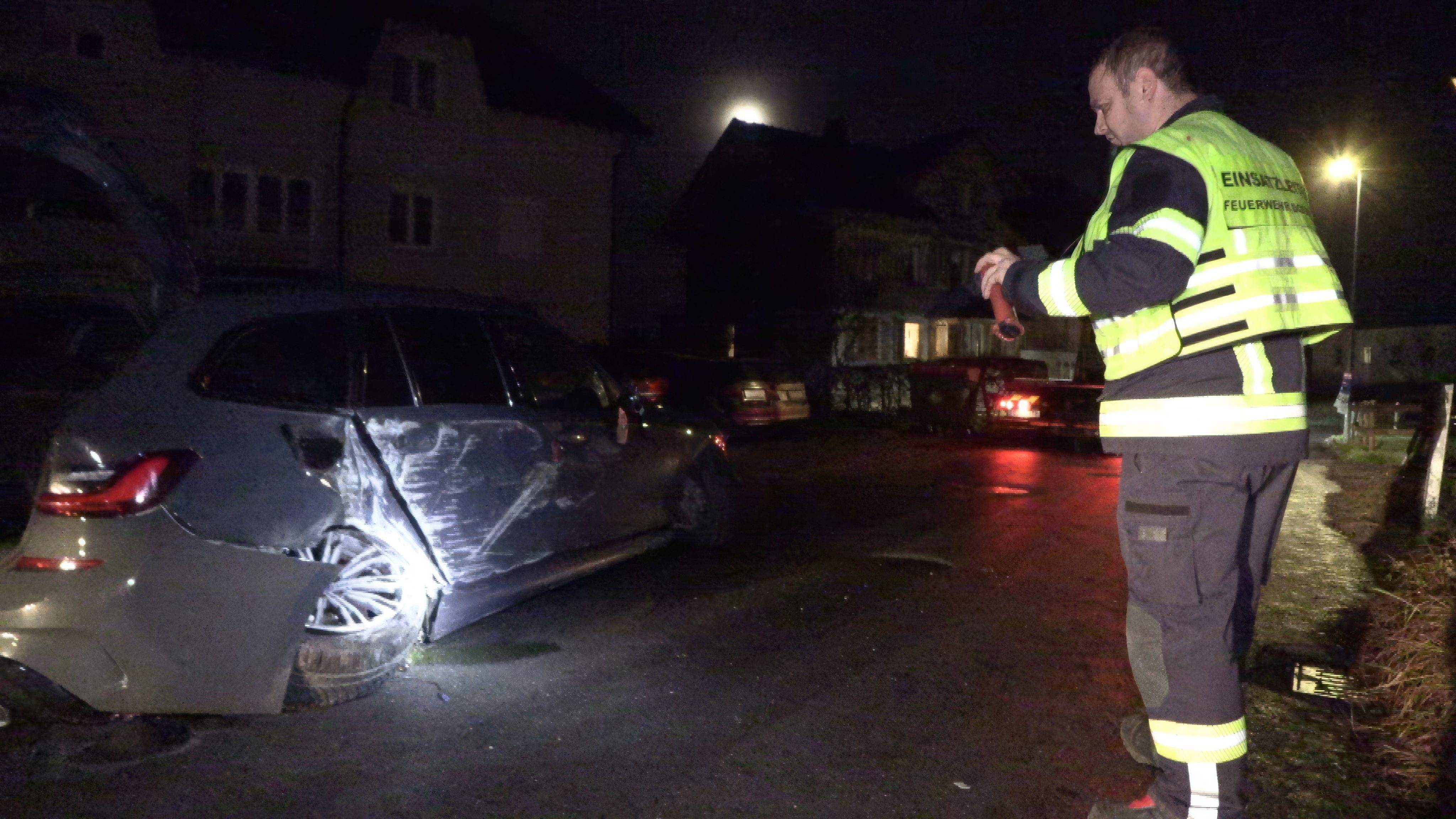 Deutliche Spuren: Die Seitenwand des Fahrzeugs wurde stark in Mitleidenschaft gezogen. Ein Feuerwehrmann dokumentiert die Schäden.