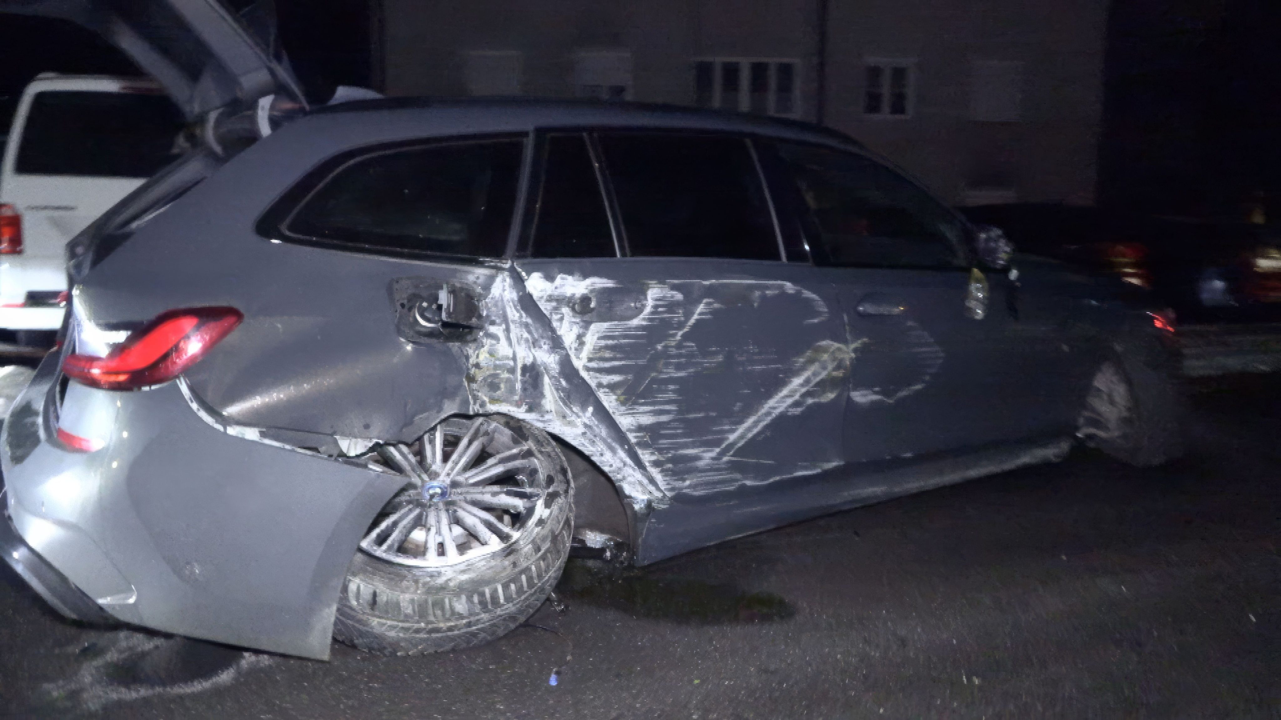 Schwer beschädigtes Hinterrad: Das linke Hinterrad wurde durch den Aufprall stark eingedrückt.