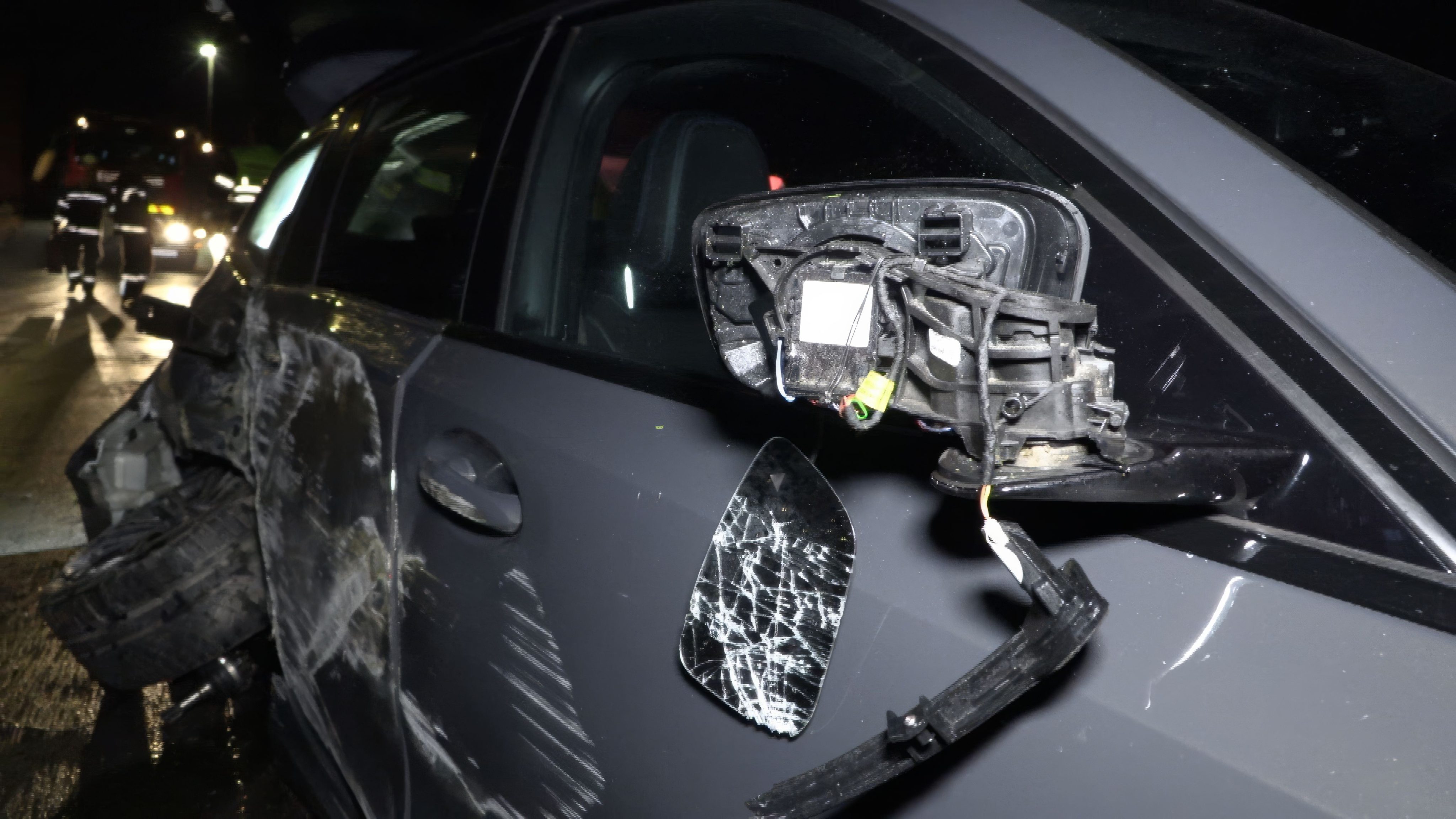 Zerbrochener Seitenspiegel: Auch der Außenspiegel wurde beim Aufprall vollständig zerstört – lose Kabel hängen aus der Verkleidung.