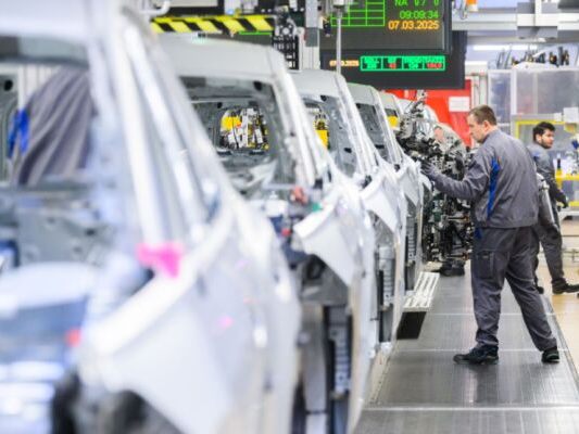 Deutsche-Autoindustrie-strich-49-000-Jobs-seit-Herbst-2024