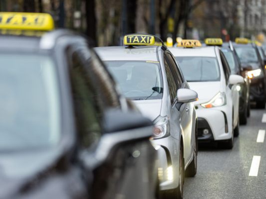 Rund 2.000 Taxis haben sich laut Veranstaltern am Protest beteiligt