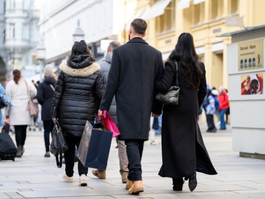 H-ndler-mit-Start-ins-Weihnachtsgesch-ft-zufrieden