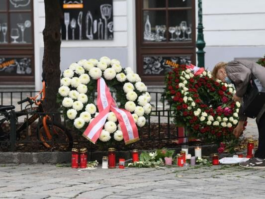 Vier Menschen wurden bei dem islamistischen Anschlag 2020 getötet Vier Menschen wurden bei dem islamistischen Anschlag 2020 getötet