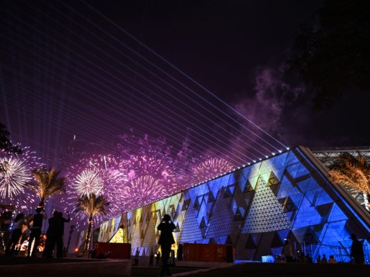 Feuerwerk und Lichtshow bei Eröffnung des Großen Ägyptischen Museums