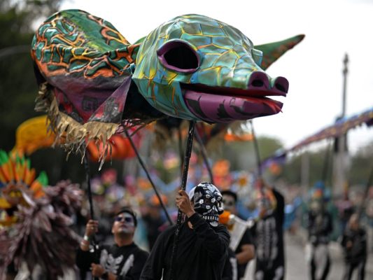 Buntes Treiben in Mexiko-Stadt