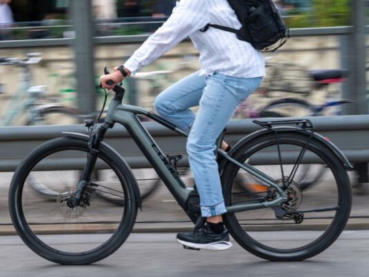 Zwei-Senioren-bei-Radunfall-in-Tirol-teils-schwer-verletzt