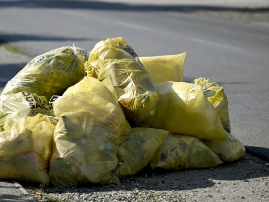 Umweltschutz-f-r-viele-M-lltrennenden-im-Vordergrund