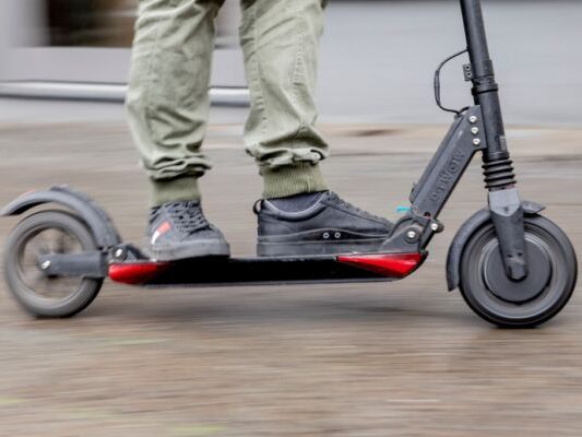-AMTC-f-r-Anpassung-bei-Helmpflicht-f-r-E-Scooter