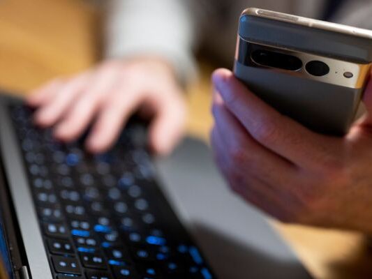 Onlinebetrüger brachten die Frau dazu, ihre Wohnung zu kündigen