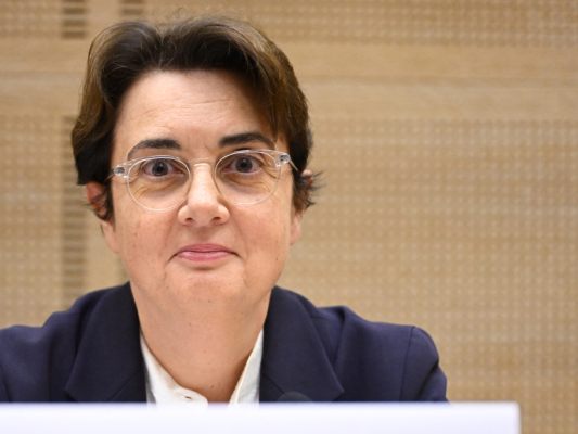 Louvre-Direktorin-k-ndigt-mehr-Videokameras-an