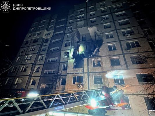 Russische Drohne traf Wohnhaus in Dnipro: Eine Tote und elf Verletzte