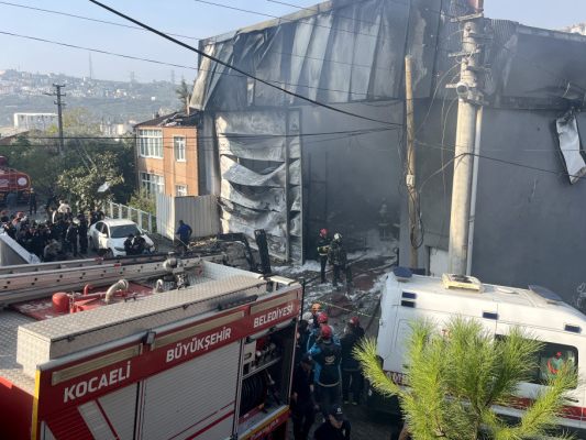 Sechs-Tote-bei-Brand-in-Parf-m-Lagerhaus-in-der-T-rkei