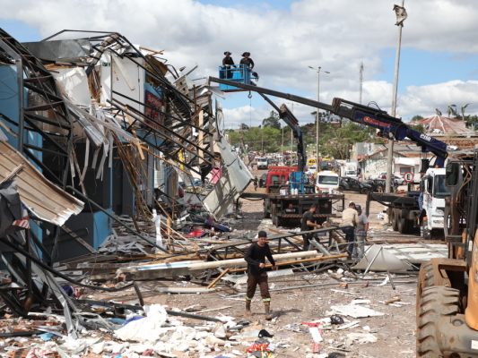 mindestens-sechs-tote-bei-tornado-im-s-den-brasilien