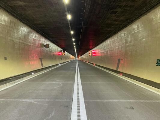 Alkolenker-kracht-mit-Pick-up-gegen-Wand-im-Arlbergtunnel