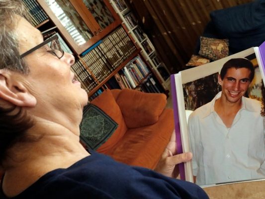 Mutter von 2014 getötetem israelischen Soldaten Hadar Goldin mit Foto