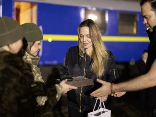 Hollywood-Star-Jolie-erlebte-Drohnengefahr-in-Ukraine
