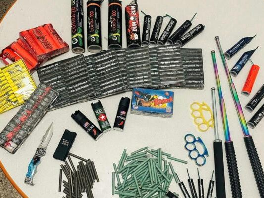 Pyrotechnik-und-Waffen-bei-Teenagern-in-Wien-sichergestellt