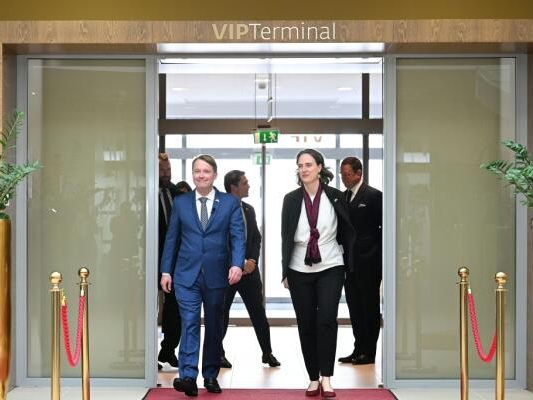 Neuer-US-Botschafter-Fisher-in-sterreich-angekommen